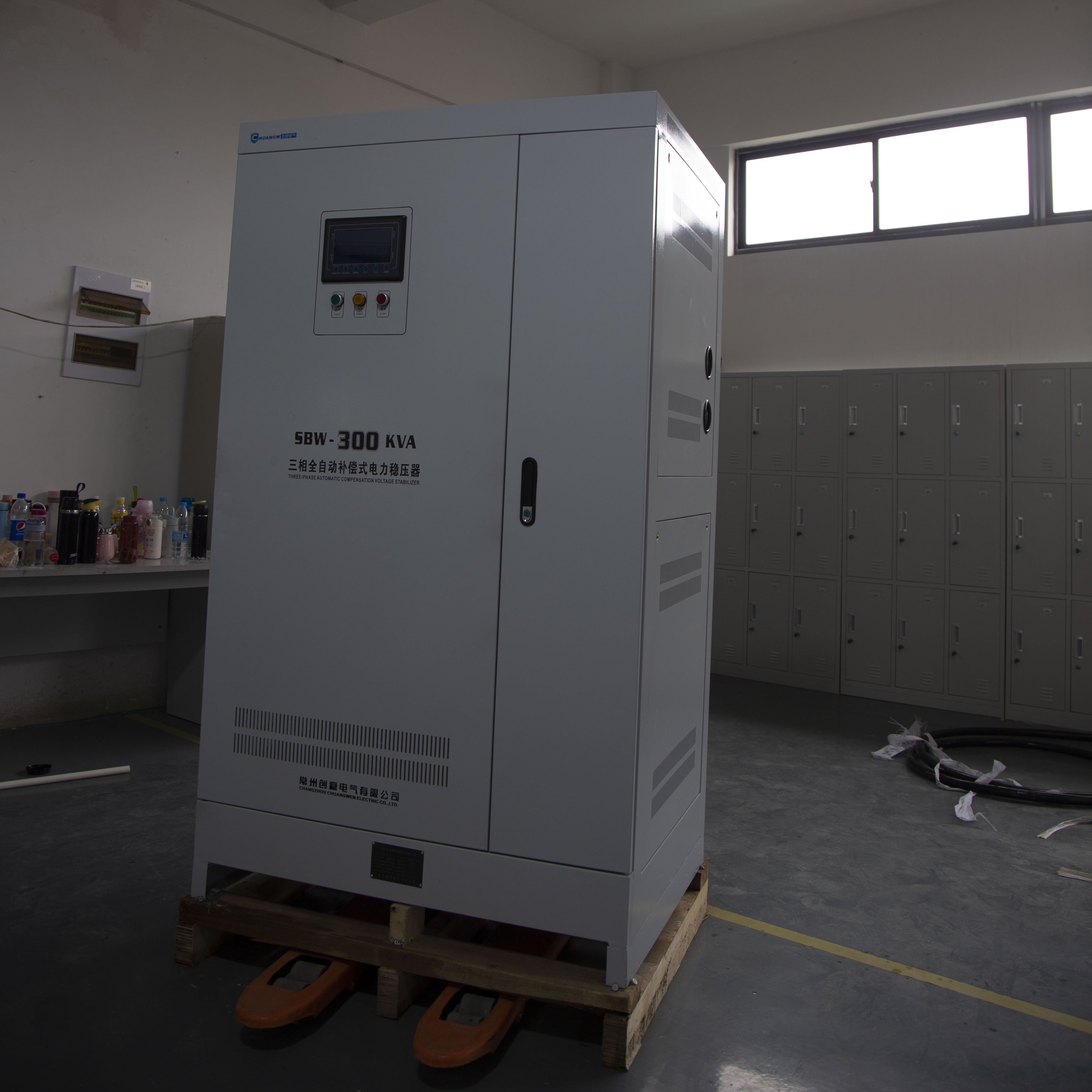 三相大功率補(bǔ)償式穩(wěn)壓器
